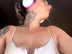 Cheeky Bodybuilder Flashes Big Tits At Gym