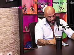 gostosa flaunts her round butt and smooth pussy - gabriel and julia