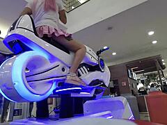 VR otaku’s daring public charm