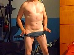 Chicos’ Sensual Webcam Striptease Dance