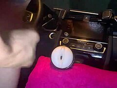 Solo babe jerks off raw on camera