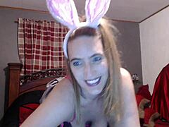 Roxxxanne69 plays with teasing toy