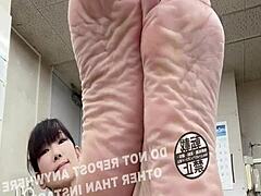 Asian office worker flaunts sexy feet