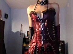 Harley Quinn Teases with Stunning Curves