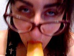 Brunette Thrives on Sucking Delight