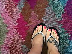 Blonde’s sensual foot fetish captivates