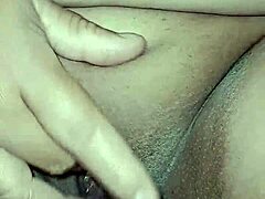 fico cheio ao ver ela se masturbar