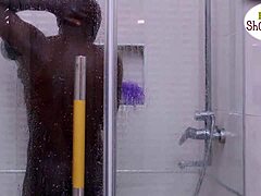 Madam’s gateman fucks her to endless squirts