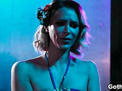 EMMA HIX'S SULTRY MOVES