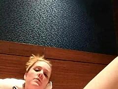 Amateur pawg milf cums playing with pussy