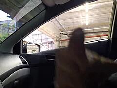 stunning woman’s daring solo in public car