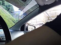 stunning woman’s daring solo in public car