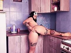 Brunette’s Kitchen Solo with Banana