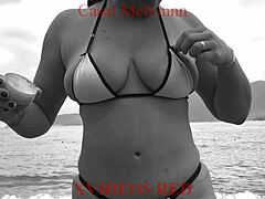 BOLD BEACH MOMENT