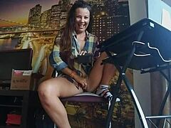 Hotwife’s Buttplug Trick Stuns Delivery