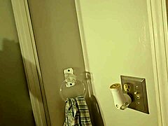Gay guy jerking off in solo clip