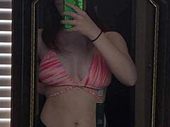 Redhead’s Natural Curves Captivate