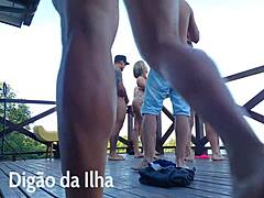 a daring gostosa balcony escape