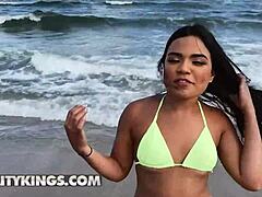 beach babe’s bold solo