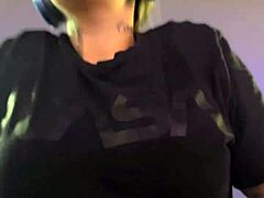 Na academia fiquei com muito calor tirei minha camisa fiquei de sutiã nossa fiquei com muito tesão e calor escorri suor pela buceta