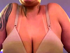 Na academia fiquei com muito calor tirei minha camisa fiquei de sutiã nossa fiquei com muito tesão e calor escorri suor pela buceta