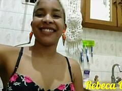 Cheia de tesão tocando siririca pra relaxar