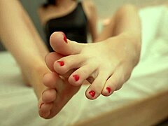 Brunette’s Barefoot Fetish Jerk-Off Guide