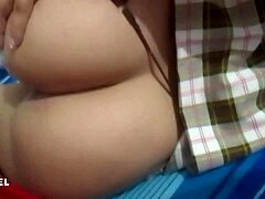 llega de escuela y padrastro destroza mi culo. semen cremoso gotea sin parar!