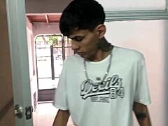 dulce sexo con pequeña hijastra después del trabajo en casa