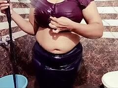 Desi Indian bhabhi reveals everything while bathing in stunning detail