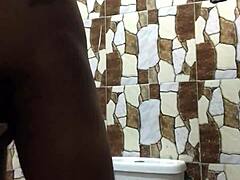 Hey, just caught this quick solo action in the toilet again!