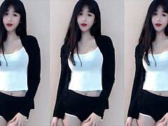 check out this cute chinese girl dancing super fast! 💃