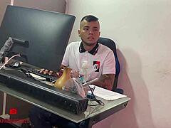Hey, why's the boss banging a young student begging for a job chance? - porno en español - en ruso