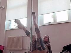 hey, wanna see anuskatzz slay exotic pole dance moves?