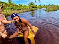 Casal aventureiro caught having wild sex in the mangrove