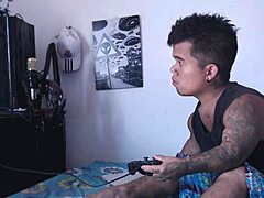 Mientras El Enano Juega Videojuegos, Hermanastra Cachonda Quiere Jugar Con Su Pene!