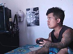 Mientras El Enano Juega Videojuegos, Hermanastra Cachonda Quiere Jugar Con Su Pene!