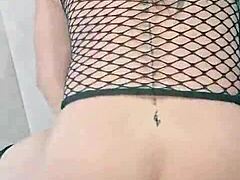 Que rico es montarme en mi dildo. Me vengo con un orgasmo fuerte mientras lo cabalgo como loca.
