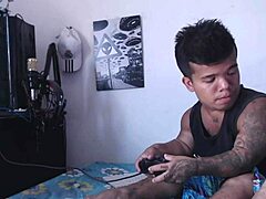 Mientras El Enano Juega Videojuegos, Hermanastra Cachonda Quiere Jugar Con Su Pene!