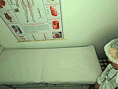 ginecologista fingers ass and bangs patient hard