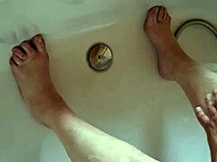 Come on, watch me clean these dirty feet in the tub