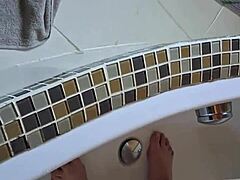 Come on, watch me clean these dirty feet in the tub