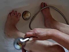 Come on, watch me clean these dirty feet in the tub