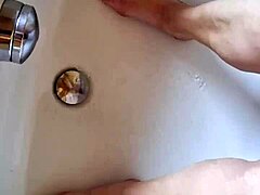 Come on, watch me clean these dirty feet in the tub