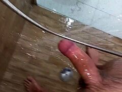 A casa della mia matrigna ho sborrato in doccia con un cazzo enorme. È stata una sega molto rischiosa, ma eccitante!