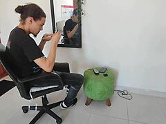 Mi hermanastro cachondo me da una mamada increíble antes de follarme duro por el coño. ¡Porno en español!