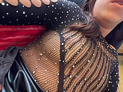 Novinha Fogosa Se Masturba Vendo Porn� e Fode com 2 Caras Depois em Trio Interracial com Anal e Cunilingus