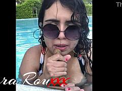 le pago a mi hermanastro para que me haga un video porno en la piscina con mamada y follada a lo perrito