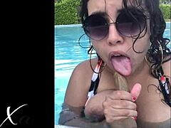 le pago a mi hermanastro para que me haga un video porno en la piscina con mamada y follada a lo perrito