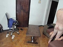 ah meu enteado tava jogando video game e eu mostrei que sexo com maquina e dildo e bem melhor